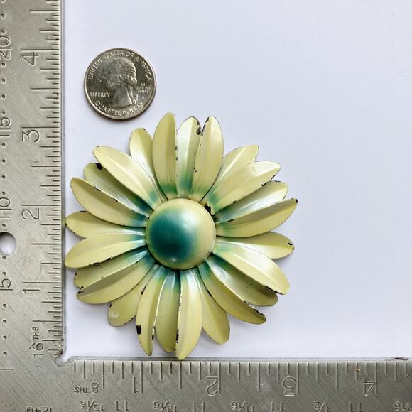 VTG 1960s Mod Cream Yellow Enamel Daisy Flower Power Brooch Enameled Metal Pin - Picture 10 of 10
